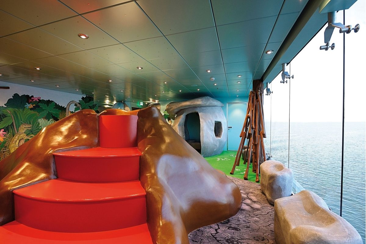  Rejs Ameryka Środkowa: Kawa, Dżungla i Plaże Karaibów z polskim pilotem - MSC Poesia - kabina z oknem 2 osobowa 